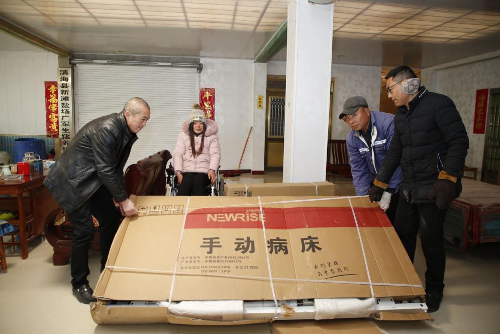 新灘鹽場為社區(qū)殘疾人贈(zèng)送輔助器具.jpg