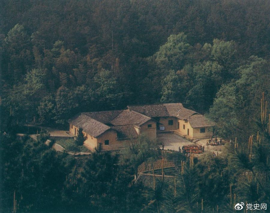 毛澤東故居——湖南省湘潭縣韶山?jīng)_上屋場(chǎng)。1893年12月26日，毛澤東在這里誕生。